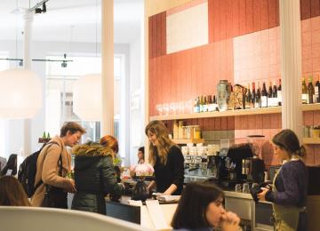 sala del federal café con clientes