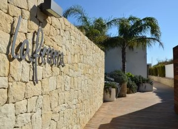 puerta entrada exterior restaurante la ferrera