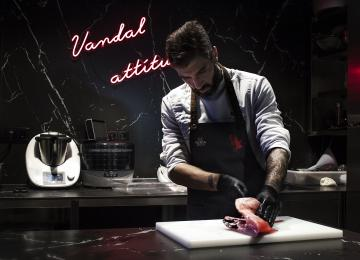 cocinero en el restaurante momiji