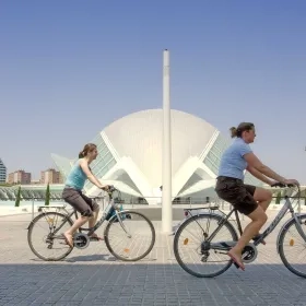 turistas paseando en bicicleta por el hemisferic