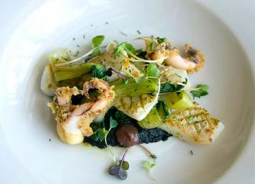 detalle plato pescado en restaurante portolito