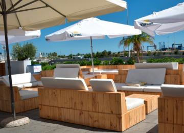 terraza con butacas y mesas de restaurante destino