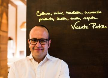 vicente patiño en la puerta del restaurante saiti