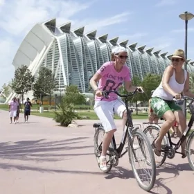 grupo turistas en bicicleta por la ciudad de lass artes