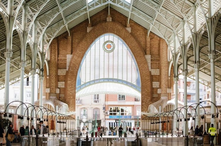 Turista usando pantalla digital