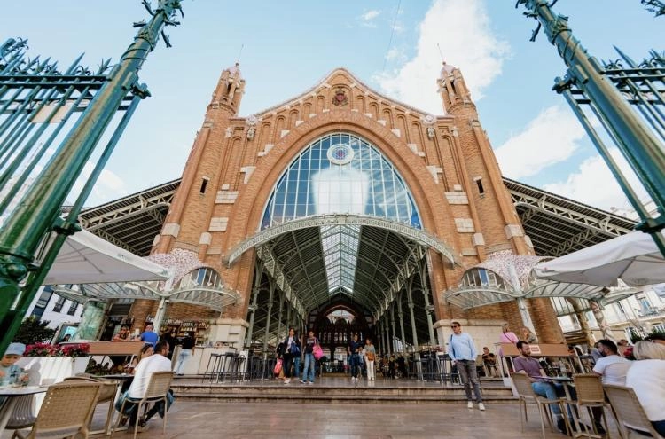 turistas en la oficina de turismo