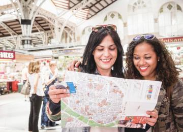 Pareja con la Valencia Tourist Card