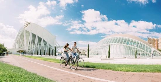 Pareja en bici Ciudad de las Artes