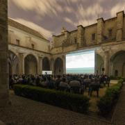 Patio interno centro cultural del carmen con una proyección en una pantalla