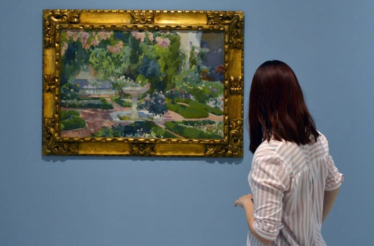 turistas en la oficina de turismo