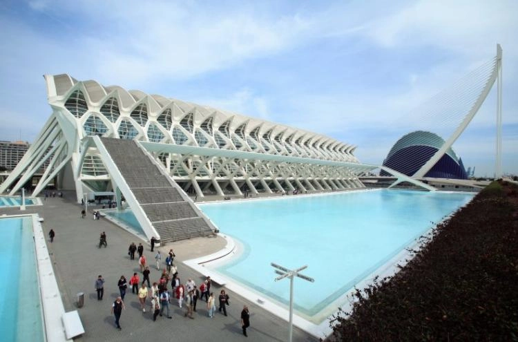 turistas en la oficina de turismo